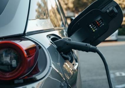 Baas betaalt stroom voor auto van de zaak