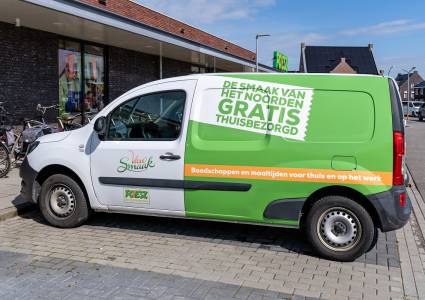 Bestelauto met opgeplakte zijruiten