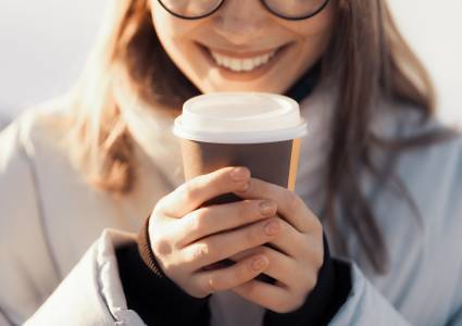 Vormt verstrekking koffiebeker to go belast loon?